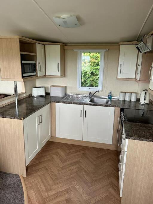 Red Squirrel Holiday Home In The Countryside, 10 Mins To Lligwy Beach Llandyfrydog Exterior foto