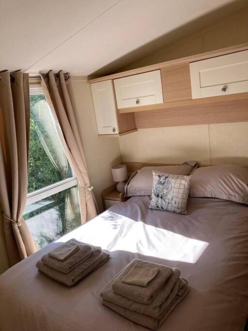 Red Squirrel Holiday Home In The Countryside, 10 Mins To Lligwy Beach Llandyfrydog Exterior foto