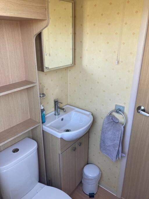 Red Squirrel Holiday Home In The Countryside, 10 Mins To Lligwy Beach Llandyfrydog Exterior foto